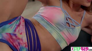 Tiny Schritt Schwester und Ihrem engen Freund hatte stepbro bekommen ein unerwarteter boner für Sie