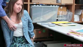 Ź�女の子を捕えるの万引きの役員は、罰則ます。たgropes彼女の小さなおっぱい支配人に渡bj.その前髪の彼女の滑り