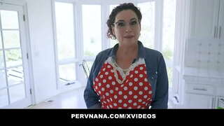 Granny Amanda Ryder Ngaro o te Tikanga e Whakaatu ana i Tona Stepgrandson Tuatahi Ringa