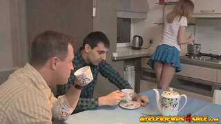 Geile petite teen cuckolds Ihr Mann