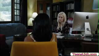 Avi प्रेम बस हेर्न Kenzie टेलर प्राप्त licking her pussy