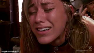 Vezani črna sužnji v spodnje perilo, Rilynn Rae squating na vibrator na palico in z vibriranjem dve sluts nato z Casey urejanje okolice calvert analni zajebal na bdsm stranke v Zgornjem Nadstropju