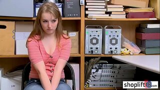 Hot як духтари ҷавон-воровка трахается бо коррумпированным корманди пулис