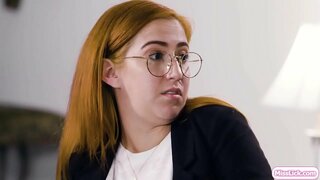 Врућа плавуша и њен прсата подельница планирају свој следећи велики циљ.Изненада појављује њен чувар и тражећи њен партнер.Они се понашају као пар и да докаже то полицајца.Они почињу да се љубе и лижу једни другима маца.