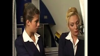 Geil Flugbegleiter Schlampen saugen guy &#039; s-tool in einer bar