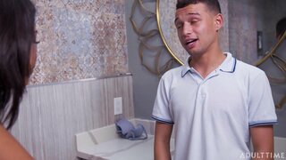 Беч Блацк Застукала Свог Дечка Дрочащим у лифчике Њена Мама!