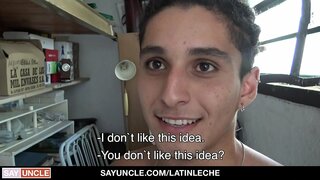 Bau Jungen Saugt Hahn Für Extra Bargeld