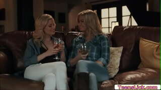 Serene Siren ach spreads sí cosa agus féachaint ar Charlotte Stokely sé ag ithe