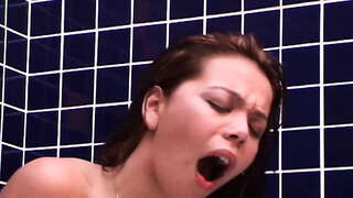 Жуынатын Ол Сұрады, Укол в Bundinha!!!